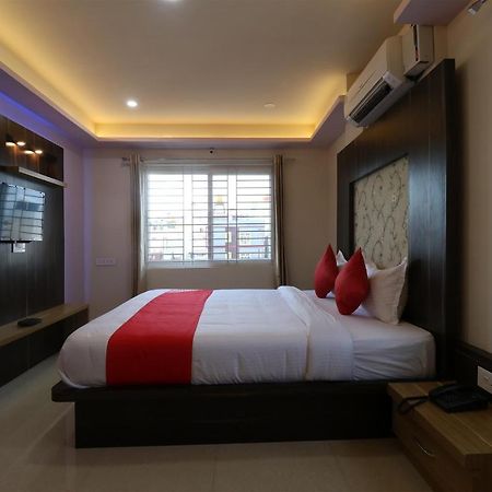 Oyo 37349 Sai Palace Hotell Chik Bānavar Exteriör bild