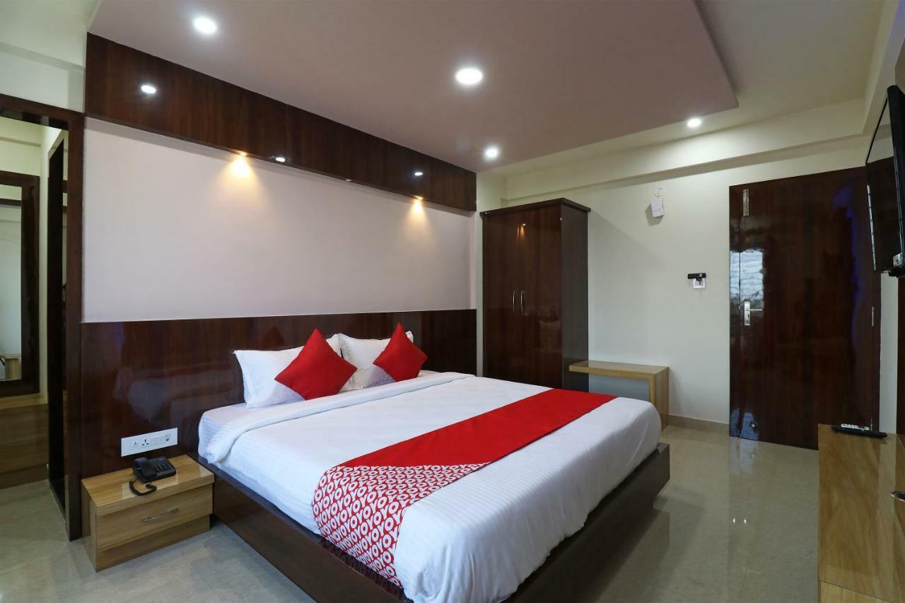 Oyo 37349 Sai Palace Hotell Chik Bānavar Exteriör bild