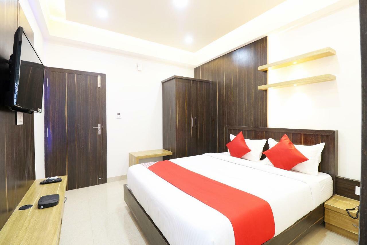 Oyo 37349 Sai Palace Hotell Chik Bānavar Exteriör bild