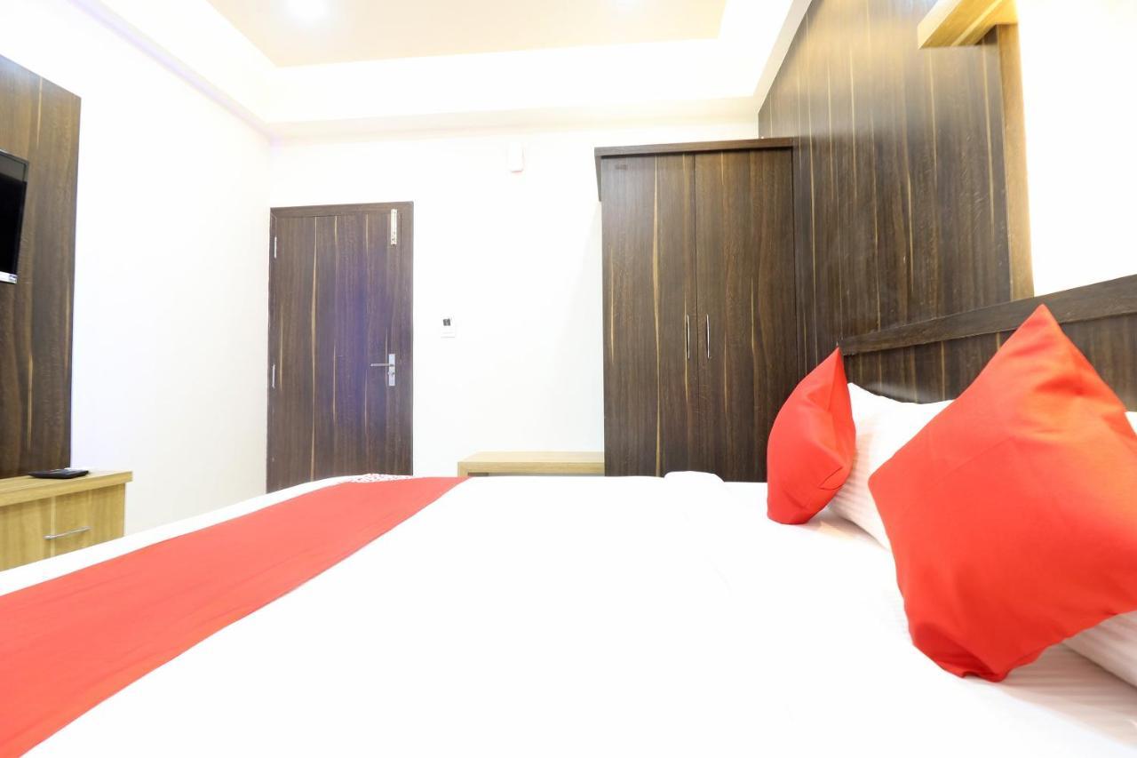 Oyo 37349 Sai Palace Hotell Chik Bānavar Exteriör bild